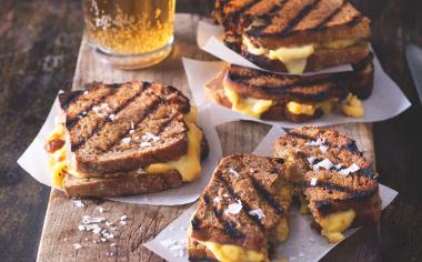 Grilled cheese sendvič: Naučte se, jak ho vyladit k dokonalosti + spousta nápadů k vylepšení