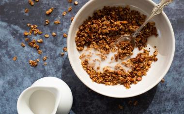 Slaná granola: kořeny této novinky jsou staré 10 tisíc let. Využít ji můžete do jogurtu, salátů i jako zdravé zobání