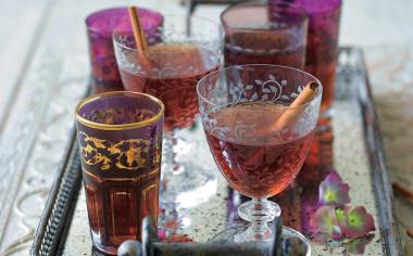 Máte doma přebytky rumu? Vyzkoušejte náš recept na netradiční grog, který dospělým přivolá vánoční náladu