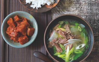 Korejská hovězí polévka s černou ředkví a domácí kimči
