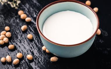 Obilná alternativa mléka z rýže, špaldy nebo ovsa. K čemu je můžete použít a jak z nich vařit