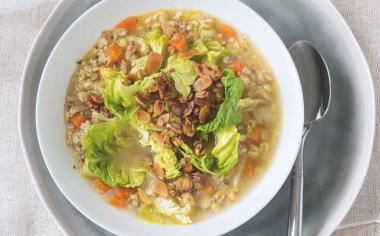 Ovesná polévka s křupavou posypkou a salátem