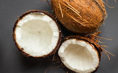 Jak jednoduše oloupat kokosový ořech