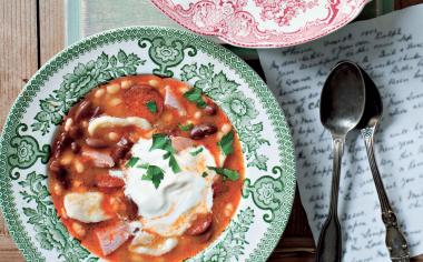 Tradiční maďarská polévka Jókai bableves: Prostá polévka, kterou připravíte k večeři raz dva