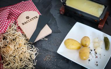 Raclette: objevte kouzlo tavených švýcarských sýrů