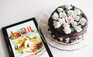 Piškotový dort zdobený mandlovými růžičkami.