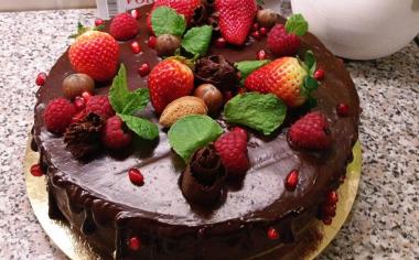 Čokoládový dort s tvarohem a malinami