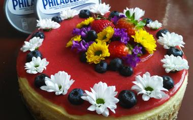 Jarní jahodový cheesecake s jedlými květy