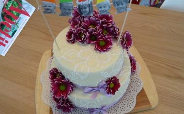 Krajkový narozeninový dort s královskou glazurou