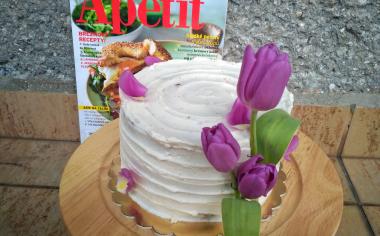 Svěží vanilkovo-ovocný dort s coulis z borůvek a malin