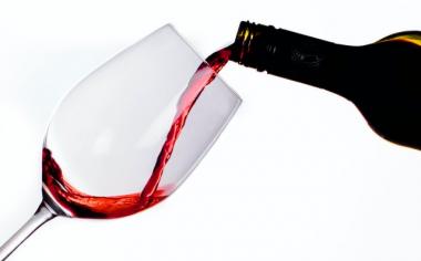 Jak na skvrny od červeného vína?