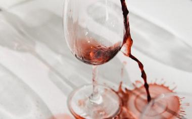 Jak vyprat skvrny od vína, rajčat nebo mastnoty? 