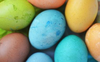 Velikonoce: Obarvěte vajíčka tím, co máte ve spíži. V košíku koledníků se budou vyjímat