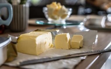 Jak poznat pravé máslo: Chutí se může regionálně lišit, nezvyklá chuť závisí na typu smetany