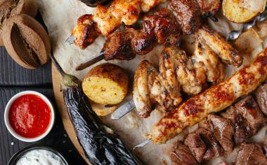 Šašlik, ražniči, kebab nebo špíz: Připravte si v troubě maso na špejli a zažijte léto uprostřed zimy
