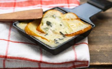 Raclette: Objevte kouzlo roztaveného švýcarského sýra, připravit si ho můžete i sami doma