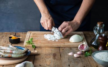 Naučte se krájet cibuli jako michelinský kuchař! Bez pláče zvládnete i drobné kostičky nebo jemná kolečka
