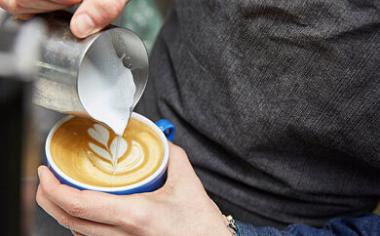 Latte art: malování mléčnou mikropěnou v šálku kávy 