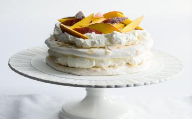 Bílkový dort s mandlemi