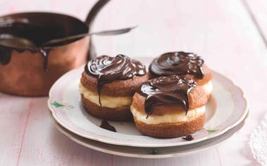 Nadýchané koblihy plněné vanilkovým krémem a polité čokoládou: Ty bostonské jsou jednoduché a nikdo jim neodolá