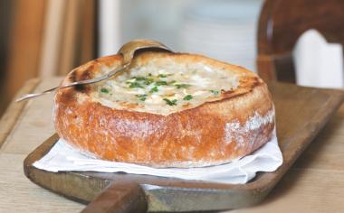 Chlebová polévka: Chudé jídlo nebo opomíjená delikatesa?