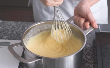 Crème pâtissière, diplomate, légère či mousseline: Jaký je v nich rozdíl a jak je připravit
