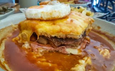 Francesinha: Podivný sendvič se zvláštní omáčkou, který milují v Portu