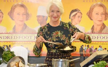 Jídelníček Helen Mirren: Věčná dietářka miluje indickou kuchyni a cvičí podle pilotů