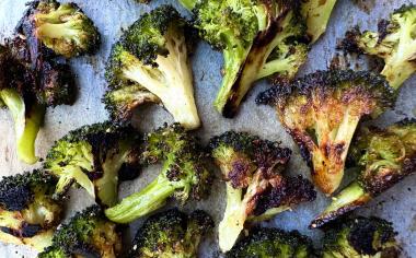 Pečení brokolice má své zásady: Důležitý je cukr, správná teplota trouby a rozkrojení růžiček