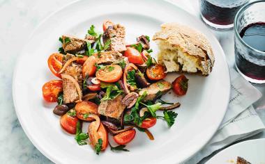 Salát se steakem, rajčátky a olivami