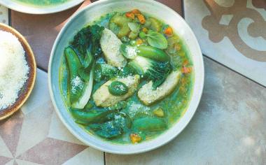 Zelená polévka minestrone s ricottovými knedlíčky