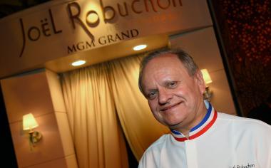 Neuvěřitelný příběh kuchařské legendy: Joël Robuchon měl být knězem, nakonec učil vařit Gordona Ramsaye