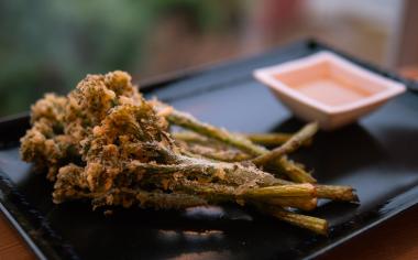 Zelenina v těstíčku (tempura) se sójovou omáčkou