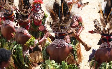 Mumu, ságo, dia nebo saksak: Co nabízí kuchyně Papuy Nové Guiney?