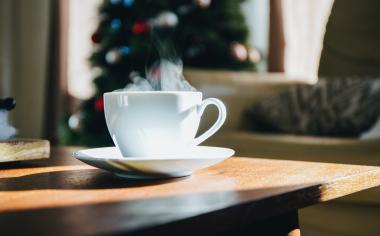 Čím o Vánocích potěšit milovníky kávy? Objevte 24 tipů na dárky pro všechny „kávoholiky“