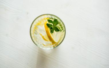10 důvodů, proč pít vodu s citronem