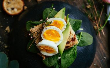Avokádový salát s vařeným vejcem 