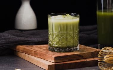 Zelený nápoj z prášku, který pomáhá při hubnutí a dodává energii. Jak si ho připravit?