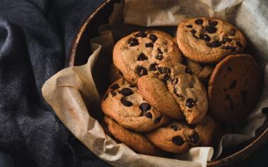 Cookies s třtinovým cukrem, rozinkami a ořechy