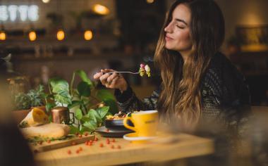 Výživová expertka Uma Naidoo popsala 6 potravin, které podporují funkci mozku a zlepšují náladu