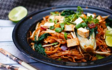 Čínské nudle s tofu a oříšky