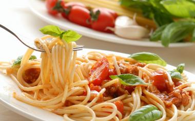 Celozrnné špagety s červenou cibulí, rajčátky a bazalkou