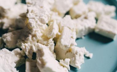5 kroků, jak si snadno a rychle vyrobit domácí balkánský sýr