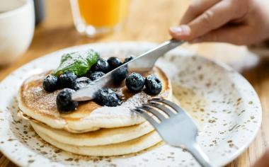 Sladká snídaně i sytá svačina: Připravte si jednoduché a nadýchané lívance z ricotty či tvarohu