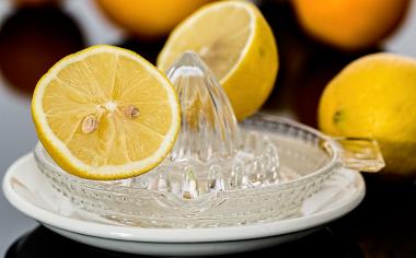 Dejte citronové šťávě směr
