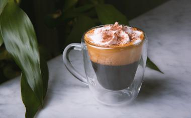 Máte chuť na dezert a kávu? Vyzkoušejte all-in-one vietnamskou kávu s vejcem!