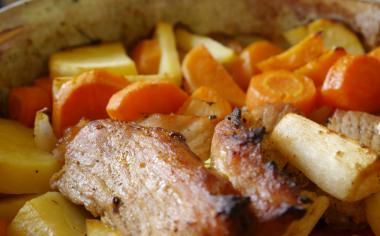 Vepřová pečeně s brambory a mrkví