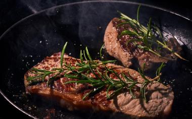 Jak na dokonalý steak: Přidejte cukr a maso vyndejte z lednice hodinu předem