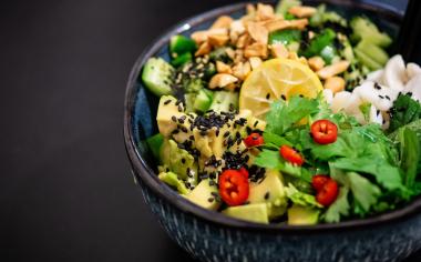 30 svěžích a vydatných asijských salátů, které můžete jíst celé léto