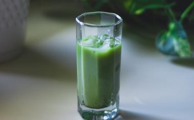 Král mezi zelenými nápoji: Mladý ječmen pomůže nejen s nadváhou, ale i s hormony